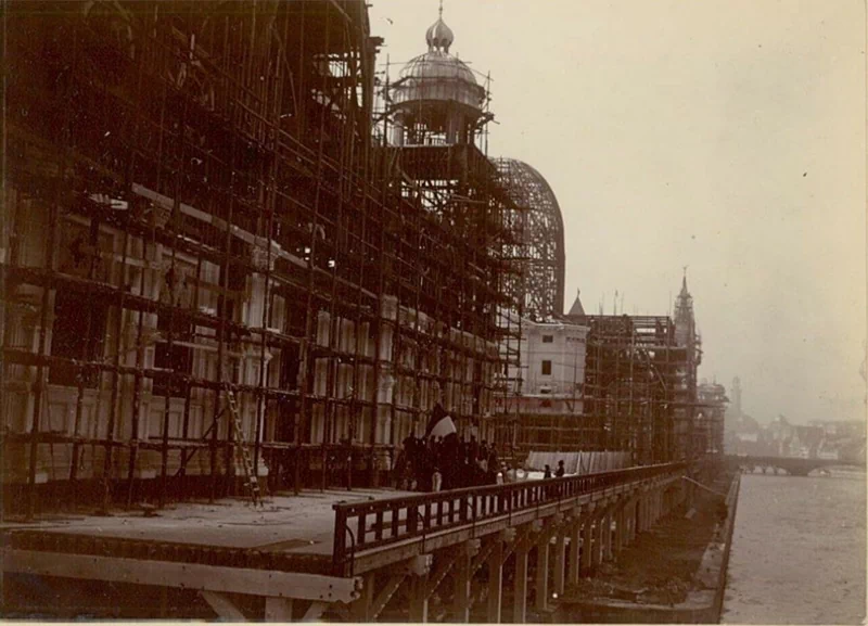 1900년, 파리에서 개최된 만국박람회(Exposition universelle)는 새로운 세기를 맞이하는 기념비적인 행사였다. 이 박람회를 위해 건설된 웅장한 건축물들과 그 건설과정을 담은 자료들을 통해 당시의 건축 기술과 문화적 성취를 엿볼 수 있다. ▲ 우뚝 솟은 에펠탑과 박람회장 전경. 우측에 희미하게 보이는 '그랑 루 드 파리(The Grande Roue de Paris)' 라는 이름의 관람차는 96m 높이로 당시 세계에서 가장 높은 관람차였다. ▲ 1900년 파리 만국박람회가 열린 마르스 광장(Champ de Mars)에 있는 주요 전시장 건물의 돔을 공사하는 모습. 거대한 돔의 철골 구조물과 그 위에 설치된 철제 비계를 볼 수 있다. ▲ 파리 만국박람회 마르스 광장에 세워진 '빛의 궁전(Palais Lumineux)' 건물의 공사 장면. 건물 정면의 간판에 'PALAIS LUMINEUX PONSIN'이라는 글자가 보인다. ▲ 에펠탑 1층 전망대에서 바라본 마르스 광장. 사진 왼쪽에는 전시장 철골 구조물들이 드러나 있고, 멀리 파리 시내 전경이 보인다. ▲ 기계 궁전(Palais des machine) 내부의 공사 장면. 거대한 돔 형태의 천장과 복잡한 철제 비계가 내부에 설치되어 있다. ▲ 기계 궁전(Palais des machine) 내부의 또 다른 공사 장면. 돔형 천장 내부에 가설 비계가 설치되어 있다. 이곳은 원래 1889년 파리 박람회(1889 Exposition Universelle)를 위해 지어졌으나, 1900년 박람회에서는 농업 및 식량 궁전(Palais de l'Agriculture et des Aliments)으로 재사용되었다. ▲ 그랑 팔레(Grand Palais)의 입구 부분 공사 현장. ▲ 그랑 팔레(Grand Palais) 내부의 건설 장면. 내부에 거대한 돔형 천장과 철제 비계가 설치되어 있으며, 여러 명의 작업자가 출입하고 있다. ▲ 공사 중인 그랑 팔레(Grand Palais) 외부 전경. ▲ 그랑 팔레(Grand Palais) 건물의 다른 외관 공사 장면. 우측으로 돌계단과 기둥이 보이고, 좌측으로는 대리석 입구가 보인다. ▲ 그랑 팔레(Grand Palais) 건물 측면의 공사 모습. 이곳은 전시장, 박물관, 군사본부, 올림픽 경기장 등 다양한 모습으로 변모하면서 현재까지 역사 기념물로 남아있다. ▲ 에펠탑 전망대에서 바라본 파리 시내 전경. 박람회장 건물과 멀리 센강이 보인다. ▲ 센강에서 바라 본 그랑 팔레(Grand Palais) 건설 모습. ▲ 건설을 시작한 프티 팔레(Petit Palais) 건물. 현재는 파리 시립미술관(Musée des beaux-arts de la ville de Paris)으로 운영되며 남아있다. ▲ 센강에서 바라본 박람회장 대형 건물의 공사 장면. ▲ 파리 콩코드 광장에 위치한 포르테 기념비(Porte Monumentale)가 건축되는 모습. 박람회장의 입구로 사용하기 위해 임시로 지어졌으며 박람회가 끝나자마자 철거되었다. 거리에는 자동차 보다는 말이 끄는 수레가 보이는 시대이다. ▲ 전기 궁전(The Palace of Electricity) 건설 모습. 박람회를 위해 시간 당 200,000kg의 기름으로 전력을 생산하여 밤늦게까지 조명을 밝혔다. ▲ 이탈리아관(Pavillon de l'Italie) 건설 현장. ▲ 전시장 내부로 추정되는 공사현장. ▲ 정장을 입은 사람들이 공사현장으로 보이는 철제 구조물 밑을 이동하며 참관하고 있다. ▲ 대화를 나누며 이동하는 참관인들. 당시의 옷차림과 남성들의 필수품이었던 모자가 눈에 띈다. ▲ 알렉상드르 3세 다리(Pont Alexandre-III)의 건설 현장. 1894년에 사망한 러시아 알렉산드르 3세(Alexander III of Russia)의 이름을 따서 명명되었으며, 프랑스와 러시아의 동맹을 기념하는 것이기도 했다. ▲ 알렉상드르 3세 다리(Pont Alexandre-III)의 상판. ▲ 알렉상드르 3세 다리(Pont Alexandre-III)의 교각. 다리의 기초석은 알렉산드르 3세의 아들인 니콜라이 2세(Nicholas II)에 의해 1896년에 세워졌다. ▲ 알렉상드르 3세 다리(Pont Alexandre-III)의 아치 부분. ▲ 센강 위에 건설된 알렉상드르 3세 다리(Pont Alexandre-III)의 모습. 러시아 상트페테르부르크의 네바강에 비슷한 다리인 트리니티 다리(Тро́ицкий мост / Trinity Bridge)가 프랑스-러시아 동맹을 기념하여 1903년에 완공되었다. ▲ 알렉상드르 3세 다리(Pont Alexandre-III) 끝에 17m 높이의 기둥이 세워지고 있다. 이 기둥 위에는 금동 재질로 만들어진 명예의 조각상이 설치될 예정이었다. ▲ 완성된 알렉상드르 3세 다리(Pont Alexandre-III)의 조각상. ▲ 'Le Vieux Paris(옛 파리)'라는 이름의 전시관 모습. 삽화가 알베르 로비다(Albert Robida, 1848~1926)의 아이디어로 만들어진 곳으로, 중세부터 18세기까지의 파리를 재현한 거리에는 당시 의상을 갖춰 입은 공연자와 음악가들이 상주하고 있었다. ▲ 에펠탑과 박람회장 주변을 함께 담은 사진. 35