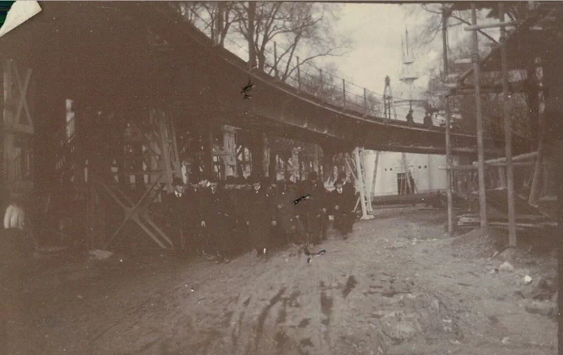1900년, 파리에서 개최된 만국박람회(Exposition universelle)는 새로운 세기를 맞이하는 기념비적인 행사였다. 이 박람회를 위해 건설된 웅장한 건축물들과 그 건설과정을 담은 자료들을 통해 당시의 건축 기술과 문화적 성취를 엿볼 수 있다. ▲ 우뚝 솟은 에펠탑과 박람회장 전경. 우측에 희미하게 보이는 '그랑 루 드 파리(The Grande Roue de Paris)' 라는 이름의 관람차는 96m 높이로 당시 세계에서 가장 높은 관람차였다. ▲ 1900년 파리 만국박람회가 열린 마르스 광장(Champ de Mars)에 있는 주요 전시장 건물의 돔을 공사하는 모습. 거대한 돔의 철골 구조물과 그 위에 설치된 철제 비계를 볼 수 있다. ▲ 파리 만국박람회 마르스 광장에 세워진 '빛의 궁전(Palais Lumineux)' 건물의 공사 장면. 건물 정면의 간판에 'PALAIS LUMINEUX PONSIN'이라는 글자가 보인다. ▲ 에펠탑 1층 전망대에서 바라본 마르스 광장. 사진 왼쪽에는 전시장 철골 구조물들이 드러나 있고, 멀리 파리 시내 전경이 보인다. ▲ 기계 궁전(Palais des machine) 내부의 공사 장면. 거대한 돔 형태의 천장과 복잡한 철제 비계가 내부에 설치되어 있다. ▲ 기계 궁전(Palais des machine) 내부의 또 다른 공사 장면. 돔형 천장 내부에 가설 비계가 설치되어 있다. 이곳은 원래 1889년 파리 박람회(1889 Exposition Universelle)를 위해 지어졌으나, 1900년 박람회에서는 농업 및 식량 궁전(Palais de l'Agriculture et des Aliments)으로 재사용되었다. ▲ 그랑 팔레(Grand Palais)의 입구 부분 공사 현장. ▲ 그랑 팔레(Grand Palais) 내부의 건설 장면. 내부에 거대한 돔형 천장과 철제 비계가 설치되어 있으며, 여러 명의 작업자가 출입하고 있다. ▲ 공사 중인 그랑 팔레(Grand Palais) 외부 전경. ▲ 그랑 팔레(Grand Palais) 건물의 다른 외관 공사 장면. 우측으로 돌계단과 기둥이 보이고, 좌측으로는 대리석 입구가 보인다. ▲ 그랑 팔레(Grand Palais) 건물 측면의 공사 모습. 이곳은 전시장, 박물관, 군사본부, 올림픽 경기장 등 다양한 모습으로 변모하면서 현재까지 역사 기념물로 남아있다. ▲ 에펠탑 전망대에서 바라본 파리 시내 전경. 박람회장 건물과 멀리 센강이 보인다. ▲ 센강에서 바라 본 그랑 팔레(Grand Palais) 건설 모습. ▲ 건설을 시작한 프티 팔레(Petit Palais) 건물. 현재는 파리 시립미술관(Musée des beaux-arts de la ville de Paris)으로 운영되며 남아있다. ▲ 센강에서 바라본 박람회장 대형 건물의 공사 장면. ▲ 파리 콩코드 광장에 위치한 포르테 기념비(Porte Monumentale)가 건축되는 모습. 박람회장의 입구로 사용하기 위해 임시로 지어졌으며 박람회가 끝나자마자 철거되었다. 거리에는 자동차 보다는 말이 끄는 수레가 보이는 시대이다. ▲ 전기 궁전(The Palace of Electricity) 건설 모습. 박람회를 위해 시간 당 200,000kg의 기름으로 전력을 생산하여 밤늦게까지 조명을 밝혔다. ▲ 이탈리아관(Pavillon de l'Italie) 건설 현장. ▲ 전시장 내부로 추정되는 공사현장. ▲ 정장을 입은 사람들이 공사현장으로 보이는 철제 구조물 밑을 이동하며 참관하고 있다. ▲ 대화를 나누며 이동하는 참관인들. 당시의 옷차림과 남성들의 필수품이었던 모자가 눈에 띈다. ▲ 알렉상드르 3세 다리(Pont Alexandre-III)의 건설 현장. 1894년에 사망한 러시아 알렉산드르 3세(Alexander III of Russia)의 이름을 따서 명명되었으며, 프랑스와 러시아의 동맹을 기념하는 것이기도 했다. ▲ 알렉상드르 3세 다리(Pont Alexandre-III)의 상판. ▲ 알렉상드르 3세 다리(Pont Alexandre-III)의 교각. 다리의 기초석은 알렉산드르 3세의 아들인 니콜라이 2세(Nicholas II)에 의해 1896년에 세워졌다. ▲ 알렉상드르 3세 다리(Pont Alexandre-III)의 아치 부분. ▲ 센강 위에 건설된 알렉상드르 3세 다리(Pont Alexandre-III)의 모습. 러시아 상트페테르부르크의 네바강에 비슷한 다리인 트리니티 다리(Тро́ицкий мост / Trinity Bridge)가 프랑스-러시아 동맹을 기념하여 1903년에 완공되었다. ▲ 알렉상드르 3세 다리(Pont Alexandre-III) 끝에 17m 높이의 기둥이 세워지고 있다. 이 기둥 위에는 금동 재질로 만들어진 명예의 조각상이 설치될 예정이었다. ▲ 완성된 알렉상드르 3세 다리(Pont Alexandre-III)의 조각상. ▲ 'Le Vieux Paris(옛 파리)'라는 이름의 전시관 모습. 삽화가 알베르 로비다(Albert Robida, 1848~1926)의 아이디어로 만들어진 곳으로, 중세부터 18세기까지의 파리를 재현한 거리에는 당시 의상을 갖춰 입은 공연자와 음악가들이 상주하고 있었다. ▲ 에펠탑과 박람회장 주변을 함께 담은 사진. 39