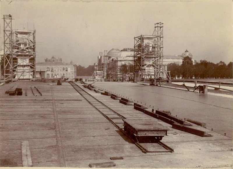 1900년, 파리에서 개최된 만국박람회(Exposition universelle)는 새로운 세기를 맞이하는 기념비적인 행사였다. 이 박람회를 위해 건설된 웅장한 건축물들과 그 건설과정을 담은 자료들을 통해 당시의 건축 기술과 문화적 성취를 엿볼 수 있다. ▲ 우뚝 솟은 에펠탑과 박람회장 전경. 우측에 희미하게 보이는 '그랑 루 드 파리(The Grande Roue de Paris)' 라는 이름의 관람차는 96m 높이로 당시 세계에서 가장 높은 관람차였다. ▲ 1900년 파리 만국박람회가 열린 마르스 광장(Champ de Mars)에 있는 주요 전시장 건물의 돔을 공사하는 모습. 거대한 돔의 철골 구조물과 그 위에 설치된 철제 비계를 볼 수 있다. ▲ 파리 만국박람회 마르스 광장에 세워진 '빛의 궁전(Palais Lumineux)' 건물의 공사 장면. 건물 정면의 간판에 'PALAIS LUMINEUX PONSIN'이라는 글자가 보인다. ▲ 에펠탑 1층 전망대에서 바라본 마르스 광장. 사진 왼쪽에는 전시장 철골 구조물들이 드러나 있고, 멀리 파리 시내 전경이 보인다. ▲ 기계 궁전(Palais des machine) 내부의 공사 장면. 거대한 돔 형태의 천장과 복잡한 철제 비계가 내부에 설치되어 있다. ▲ 기계 궁전(Palais des machine) 내부의 또 다른 공사 장면. 돔형 천장 내부에 가설 비계가 설치되어 있다. 이곳은 원래 1889년 파리 박람회(1889 Exposition Universelle)를 위해 지어졌으나, 1900년 박람회에서는 농업 및 식량 궁전(Palais de l'Agriculture et des Aliments)으로 재사용되었다. ▲ 그랑 팔레(Grand Palais)의 입구 부분 공사 현장. ▲ 그랑 팔레(Grand Palais) 내부의 건설 장면. 내부에 거대한 돔형 천장과 철제 비계가 설치되어 있으며, 여러 명의 작업자가 출입하고 있다. ▲ 공사 중인 그랑 팔레(Grand Palais) 외부 전경. ▲ 그랑 팔레(Grand Palais) 건물의 다른 외관 공사 장면. 우측으로 돌계단과 기둥이 보이고, 좌측으로는 대리석 입구가 보인다. ▲ 그랑 팔레(Grand Palais) 건물 측면의 공사 모습. 이곳은 전시장, 박물관, 군사본부, 올림픽 경기장 등 다양한 모습으로 변모하면서 현재까지 역사 기념물로 남아있다. ▲ 에펠탑 전망대에서 바라본 파리 시내 전경. 박람회장 건물과 멀리 센강이 보인다. ▲ 센강에서 바라 본 그랑 팔레(Grand Palais) 건설 모습. ▲ 건설을 시작한 프티 팔레(Petit Palais) 건물. 현재는 파리 시립미술관(Musée des beaux-arts de la ville de Paris)으로 운영되며 남아있다. ▲ 센강에서 바라본 박람회장 대형 건물의 공사 장면. ▲ 파리 콩코드 광장에 위치한 포르테 기념비(Porte Monumentale)가 건축되는 모습. 박람회장의 입구로 사용하기 위해 임시로 지어졌으며 박람회가 끝나자마자 철거되었다. 거리에는 자동차 보다는 말이 끄는 수레가 보이는 시대이다. ▲ 전기 궁전(The Palace of Electricity) 건설 모습. 박람회를 위해 시간 당 200,000kg의 기름으로 전력을 생산하여 밤늦게까지 조명을 밝혔다. ▲ 이탈리아관(Pavillon de l'Italie) 건설 현장. ▲ 전시장 내부로 추정되는 공사현장. ▲ 정장을 입은 사람들이 공사현장으로 보이는 철제 구조물 밑을 이동하며 참관하고 있다. ▲ 대화를 나누며 이동하는 참관인들. 당시의 옷차림과 남성들의 필수품이었던 모자가 눈에 띈다. ▲ 알렉상드르 3세 다리(Pont Alexandre-III)의 건설 현장. 1894년에 사망한 러시아 알렉산드르 3세(Alexander III of Russia)의 이름을 따서 명명되었으며, 프랑스와 러시아의 동맹을 기념하는 것이기도 했다. ▲ 알렉상드르 3세 다리(Pont Alexandre-III)의 상판. ▲ 알렉상드르 3세 다리(Pont Alexandre-III)의 교각. 다리의 기초석은 알렉산드르 3세의 아들인 니콜라이 2세(Nicholas II)에 의해 1896년에 세워졌다. ▲ 알렉상드르 3세 다리(Pont Alexandre-III)의 아치 부분. ▲ 센강 위에 건설된 알렉상드르 3세 다리(Pont Alexandre-III)의 모습. 러시아 상트페테르부르크의 네바강에 비슷한 다리인 트리니티 다리(Тро́ицкий мост / Trinity Bridge)가 프랑스-러시아 동맹을 기념하여 1903년에 완공되었다. ▲ 알렉상드르 3세 다리(Pont Alexandre-III) 끝에 17m 높이의 기둥이 세워지고 있다. 이 기둥 위에는 금동 재질로 만들어진 명예의 조각상이 설치될 예정이었다. ▲ 완성된 알렉상드르 3세 다리(Pont Alexandre-III)의 조각상. ▲ 'Le Vieux Paris(옛 파리)'라는 이름의 전시관 모습. 삽화가 알베르 로비다(Albert Robida, 1848~1926)의 아이디어로 만들어진 곳으로, 중세부터 18세기까지의 파리를 재현한 거리에는 당시 의상을 갖춰 입은 공연자와 음악가들이 상주하고 있었다. ▲ 에펠탑과 박람회장 주변을 함께 담은 사진. 45
