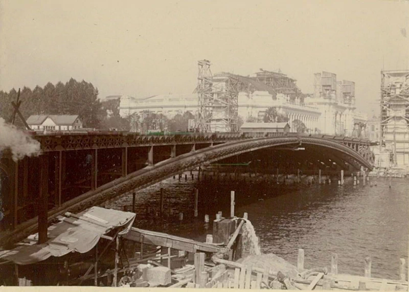 1900년, 파리에서 개최된 만국박람회(Exposition universelle)는 새로운 세기를 맞이하는 기념비적인 행사였다. 이 박람회를 위해 건설된 웅장한 건축물들과 그 건설과정을 담은 자료들을 통해 당시의 건축 기술과 문화적 성취를 엿볼 수 있다. ▲ 우뚝 솟은 에펠탑과 박람회장 전경. 우측에 희미하게 보이는 '그랑 루 드 파리(The Grande Roue de Paris)' 라는 이름의 관람차는 96m 높이로 당시 세계에서 가장 높은 관람차였다. ▲ 1900년 파리 만국박람회가 열린 마르스 광장(Champ de Mars)에 있는 주요 전시장 건물의 돔을 공사하는 모습. 거대한 돔의 철골 구조물과 그 위에 설치된 철제 비계를 볼 수 있다. ▲ 파리 만국박람회 마르스 광장에 세워진 '빛의 궁전(Palais Lumineux)' 건물의 공사 장면. 건물 정면의 간판에 'PALAIS LUMINEUX PONSIN'이라는 글자가 보인다. ▲ 에펠탑 1층 전망대에서 바라본 마르스 광장. 사진 왼쪽에는 전시장 철골 구조물들이 드러나 있고, 멀리 파리 시내 전경이 보인다. ▲ 기계 궁전(Palais des machine) 내부의 공사 장면. 거대한 돔 형태의 천장과 복잡한 철제 비계가 내부에 설치되어 있다. ▲ 기계 궁전(Palais des machine) 내부의 또 다른 공사 장면. 돔형 천장 내부에 가설 비계가 설치되어 있다. 이곳은 원래 1889년 파리 박람회(1889 Exposition Universelle)를 위해 지어졌으나, 1900년 박람회에서는 농업 및 식량 궁전(Palais de l'Agriculture et des Aliments)으로 재사용되었다. ▲ 그랑 팔레(Grand Palais)의 입구 부분 공사 현장. ▲ 그랑 팔레(Grand Palais) 내부의 건설 장면. 내부에 거대한 돔형 천장과 철제 비계가 설치되어 있으며, 여러 명의 작업자가 출입하고 있다. ▲ 공사 중인 그랑 팔레(Grand Palais) 외부 전경. ▲ 그랑 팔레(Grand Palais) 건물의 다른 외관 공사 장면. 우측으로 돌계단과 기둥이 보이고, 좌측으로는 대리석 입구가 보인다. ▲ 그랑 팔레(Grand Palais) 건물 측면의 공사 모습. 이곳은 전시장, 박물관, 군사본부, 올림픽 경기장 등 다양한 모습으로 변모하면서 현재까지 역사 기념물로 남아있다. ▲ 에펠탑 전망대에서 바라본 파리 시내 전경. 박람회장 건물과 멀리 센강이 보인다. ▲ 센강에서 바라 본 그랑 팔레(Grand Palais) 건설 모습. ▲ 건설을 시작한 프티 팔레(Petit Palais) 건물. 현재는 파리 시립미술관(Musée des beaux-arts de la ville de Paris)으로 운영되며 남아있다. ▲ 센강에서 바라본 박람회장 대형 건물의 공사 장면. ▲ 파리 콩코드 광장에 위치한 포르테 기념비(Porte Monumentale)가 건축되는 모습. 박람회장의 입구로 사용하기 위해 임시로 지어졌으며 박람회가 끝나자마자 철거되었다. 거리에는 자동차 보다는 말이 끄는 수레가 보이는 시대이다. ▲ 전기 궁전(The Palace of Electricity) 건설 모습. 박람회를 위해 시간 당 200,000kg의 기름으로 전력을 생산하여 밤늦게까지 조명을 밝혔다. ▲ 이탈리아관(Pavillon de l'Italie) 건설 현장. ▲ 전시장 내부로 추정되는 공사현장. ▲ 정장을 입은 사람들이 공사현장으로 보이는 철제 구조물 밑을 이동하며 참관하고 있다. ▲ 대화를 나누며 이동하는 참관인들. 당시의 옷차림과 남성들의 필수품이었던 모자가 눈에 띈다. ▲ 알렉상드르 3세 다리(Pont Alexandre-III)의 건설 현장. 1894년에 사망한 러시아 알렉산드르 3세(Alexander III of Russia)의 이름을 따서 명명되었으며, 프랑스와 러시아의 동맹을 기념하는 것이기도 했다. ▲ 알렉상드르 3세 다리(Pont Alexandre-III)의 상판. ▲ 알렉상드르 3세 다리(Pont Alexandre-III)의 교각. 다리의 기초석은 알렉산드르 3세의 아들인 니콜라이 2세(Nicholas II)에 의해 1896년에 세워졌다. ▲ 알렉상드르 3세 다리(Pont Alexandre-III)의 아치 부분. ▲ 센강 위에 건설된 알렉상드르 3세 다리(Pont Alexandre-III)의 모습. 러시아 상트페테르부르크의 네바강에 비슷한 다리인 트리니티 다리(Тро́ицкий мост / Trinity Bridge)가 프랑스-러시아 동맹을 기념하여 1903년에 완공되었다. ▲ 알렉상드르 3세 다리(Pont Alexandre-III) 끝에 17m 높이의 기둥이 세워지고 있다. 이 기둥 위에는 금동 재질로 만들어진 명예의 조각상이 설치될 예정이었다. ▲ 완성된 알렉상드르 3세 다리(Pont Alexandre-III)의 조각상. ▲ 'Le Vieux Paris(옛 파리)'라는 이름의 전시관 모습. 삽화가 알베르 로비다(Albert Robida, 1848~1926)의 아이디어로 만들어진 곳으로, 중세부터 18세기까지의 파리를 재현한 거리에는 당시 의상을 갖춰 입은 공연자와 음악가들이 상주하고 있었다. ▲ 에펠탑과 박람회장 주변을 함께 담은 사진. 51