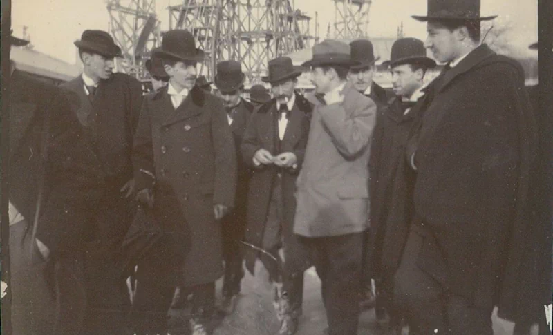 1900년, 파리에서 개최된 만국박람회(Exposition universelle)는 새로운 세기를 맞이하는 기념비적인 행사였다. 이 박람회를 위해 건설된 웅장한 건축물들과 그 건설과정을 담은 자료들을 통해 당시의 건축 기술과 문화적 성취를 엿볼 수 있다. ▲ 우뚝 솟은 에펠탑과 박람회장 전경. 우측에 희미하게 보이는 '그랑 루 드 파리(The Grande Roue de Paris)' 라는 이름의 관람차는 96m 높이로 당시 세계에서 가장 높은 관람차였다. ▲ 1900년 파리 만국박람회가 열린 마르스 광장(Champ de Mars)에 있는 주요 전시장 건물의 돔을 공사하는 모습. 거대한 돔의 철골 구조물과 그 위에 설치된 철제 비계를 볼 수 있다. ▲ 파리 만국박람회 마르스 광장에 세워진 '빛의 궁전(Palais Lumineux)' 건물의 공사 장면. 건물 정면의 간판에 'PALAIS LUMINEUX PONSIN'이라는 글자가 보인다. ▲ 에펠탑 1층 전망대에서 바라본 마르스 광장. 사진 왼쪽에는 전시장 철골 구조물들이 드러나 있고, 멀리 파리 시내 전경이 보인다. ▲ 기계 궁전(Palais des machine) 내부의 공사 장면. 거대한 돔 형태의 천장과 복잡한 철제 비계가 내부에 설치되어 있다. ▲ 기계 궁전(Palais des machine) 내부의 또 다른 공사 장면. 돔형 천장 내부에 가설 비계가 설치되어 있다. 이곳은 원래 1889년 파리 박람회(1889 Exposition Universelle)를 위해 지어졌으나, 1900년 박람회에서는 농업 및 식량 궁전(Palais de l'Agriculture et des Aliments)으로 재사용되었다. ▲ 그랑 팔레(Grand Palais)의 입구 부분 공사 현장. ▲ 그랑 팔레(Grand Palais) 내부의 건설 장면. 내부에 거대한 돔형 천장과 철제 비계가 설치되어 있으며, 여러 명의 작업자가 출입하고 있다. ▲ 공사 중인 그랑 팔레(Grand Palais) 외부 전경. ▲ 그랑 팔레(Grand Palais) 건물의 다른 외관 공사 장면. 우측으로 돌계단과 기둥이 보이고, 좌측으로는 대리석 입구가 보인다. ▲ 그랑 팔레(Grand Palais) 건물 측면의 공사 모습. 이곳은 전시장, 박물관, 군사본부, 올림픽 경기장 등 다양한 모습으로 변모하면서 현재까지 역사 기념물로 남아있다. ▲ 에펠탑 전망대에서 바라본 파리 시내 전경. 박람회장 건물과 멀리 센강이 보인다. ▲ 센강에서 바라 본 그랑 팔레(Grand Palais) 건설 모습. ▲ 건설을 시작한 프티 팔레(Petit Palais) 건물. 현재는 파리 시립미술관(Musée des beaux-arts de la ville de Paris)으로 운영되며 남아있다. ▲ 센강에서 바라본 박람회장 대형 건물의 공사 장면. ▲ 파리 콩코드 광장에 위치한 포르테 기념비(Porte Monumentale)가 건축되는 모습. 박람회장의 입구로 사용하기 위해 임시로 지어졌으며 박람회가 끝나자마자 철거되었다. 거리에는 자동차 보다는 말이 끄는 수레가 보이는 시대이다. ▲ 전기 궁전(The Palace of Electricity) 건설 모습. 박람회를 위해 시간 당 200,000kg의 기름으로 전력을 생산하여 밤늦게까지 조명을 밝혔다. ▲ 이탈리아관(Pavillon de l'Italie) 건설 현장. ▲ 전시장 내부로 추정되는 공사현장. ▲ 정장을 입은 사람들이 공사현장으로 보이는 철제 구조물 밑을 이동하며 참관하고 있다. ▲ 대화를 나누며 이동하는 참관인들. 당시의 옷차림과 남성들의 필수품이었던 모자가 눈에 띈다. ▲ 알렉상드르 3세 다리(Pont Alexandre-III)의 건설 현장. 1894년에 사망한 러시아 알렉산드르 3세(Alexander III of Russia)의 이름을 따서 명명되었으며, 프랑스와 러시아의 동맹을 기념하는 것이기도 했다. ▲ 알렉상드르 3세 다리(Pont Alexandre-III)의 상판. ▲ 알렉상드르 3세 다리(Pont Alexandre-III)의 교각. 다리의 기초석은 알렉산드르 3세의 아들인 니콜라이 2세(Nicholas II)에 의해 1896년에 세워졌다. ▲ 알렉상드르 3세 다리(Pont Alexandre-III)의 아치 부분. ▲ 센강 위에 건설된 알렉상드르 3세 다리(Pont Alexandre-III)의 모습. 러시아 상트페테르부르크의 네바강에 비슷한 다리인 트리니티 다리(Тро́ицкий мост / Trinity Bridge)가 프랑스-러시아 동맹을 기념하여 1903년에 완공되었다. ▲ 알렉상드르 3세 다리(Pont Alexandre-III) 끝에 17m 높이의 기둥이 세워지고 있다. 이 기둥 위에는 금동 재질로 만들어진 명예의 조각상이 설치될 예정이었다. ▲ 완성된 알렉상드르 3세 다리(Pont Alexandre-III)의 조각상. ▲ 'Le Vieux Paris(옛 파리)'라는 이름의 전시관 모습. 삽화가 알베르 로비다(Albert Robida, 1848~1926)의 아이디어로 만들어진 곳으로, 중세부터 18세기까지의 파리를 재현한 거리에는 당시 의상을 갖춰 입은 공연자와 음악가들이 상주하고 있었다. ▲ 에펠탑과 박람회장 주변을 함께 담은 사진. 41