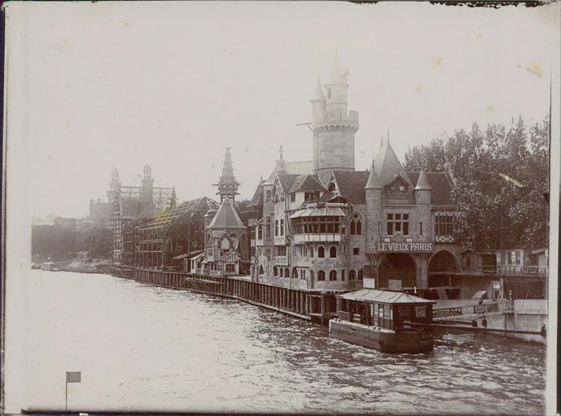 1900년, 파리에서 개최된 만국박람회(Exposition universelle)는 새로운 세기를 맞이하는 기념비적인 행사였다. 이 박람회를 위해 건설된 웅장한 건축물들과 그 건설과정을 담은 자료들을 통해 당시의 건축 기술과 문화적 성취를 엿볼 수 있다. ▲ 우뚝 솟은 에펠탑과 박람회장 전경. 우측에 희미하게 보이는 '그랑 루 드 파리(The Grande Roue de Paris)' 라는 이름의 관람차는 96m 높이로 당시 세계에서 가장 높은 관람차였다. ▲ 1900년 파리 만국박람회가 열린 마르스 광장(Champ de Mars)에 있는 주요 전시장 건물의 돔을 공사하는 모습. 거대한 돔의 철골 구조물과 그 위에 설치된 철제 비계를 볼 수 있다. ▲ 파리 만국박람회 마르스 광장에 세워진 '빛의 궁전(Palais Lumineux)' 건물의 공사 장면. 건물 정면의 간판에 'PALAIS LUMINEUX PONSIN'이라는 글자가 보인다. ▲ 에펠탑 1층 전망대에서 바라본 마르스 광장. 사진 왼쪽에는 전시장 철골 구조물들이 드러나 있고, 멀리 파리 시내 전경이 보인다. ▲ 기계 궁전(Palais des machine) 내부의 공사 장면. 거대한 돔 형태의 천장과 복잡한 철제 비계가 내부에 설치되어 있다. ▲ 기계 궁전(Palais des machine) 내부의 또 다른 공사 장면. 돔형 천장 내부에 가설 비계가 설치되어 있다. 이곳은 원래 1889년 파리 박람회(1889 Exposition Universelle)를 위해 지어졌으나, 1900년 박람회에서는 농업 및 식량 궁전(Palais de l'Agriculture et des Aliments)으로 재사용되었다. ▲ 그랑 팔레(Grand Palais)의 입구 부분 공사 현장. ▲ 그랑 팔레(Grand Palais) 내부의 건설 장면. 내부에 거대한 돔형 천장과 철제 비계가 설치되어 있으며, 여러 명의 작업자가 출입하고 있다. ▲ 공사 중인 그랑 팔레(Grand Palais) 외부 전경. ▲ 그랑 팔레(Grand Palais) 건물의 다른 외관 공사 장면. 우측으로 돌계단과 기둥이 보이고, 좌측으로는 대리석 입구가 보인다. ▲ 그랑 팔레(Grand Palais) 건물 측면의 공사 모습. 이곳은 전시장, 박물관, 군사본부, 올림픽 경기장 등 다양한 모습으로 변모하면서 현재까지 역사 기념물로 남아있다. ▲ 에펠탑 전망대에서 바라본 파리 시내 전경. 박람회장 건물과 멀리 센강이 보인다. ▲ 센강에서 바라 본 그랑 팔레(Grand Palais) 건설 모습. ▲ 건설을 시작한 프티 팔레(Petit Palais) 건물. 현재는 파리 시립미술관(Musée des beaux-arts de la ville de Paris)으로 운영되며 남아있다. ▲ 센강에서 바라본 박람회장 대형 건물의 공사 장면. ▲ 파리 콩코드 광장에 위치한 포르테 기념비(Porte Monumentale)가 건축되는 모습. 박람회장의 입구로 사용하기 위해 임시로 지어졌으며 박람회가 끝나자마자 철거되었다. 거리에는 자동차 보다는 말이 끄는 수레가 보이는 시대이다. ▲ 전기 궁전(The Palace of Electricity) 건설 모습. 박람회를 위해 시간 당 200,000kg의 기름으로 전력을 생산하여 밤늦게까지 조명을 밝혔다. ▲ 이탈리아관(Pavillon de l'Italie) 건설 현장. ▲ 전시장 내부로 추정되는 공사현장. ▲ 정장을 입은 사람들이 공사현장으로 보이는 철제 구조물 밑을 이동하며 참관하고 있다. ▲ 대화를 나누며 이동하는 참관인들. 당시의 옷차림과 남성들의 필수품이었던 모자가 눈에 띈다. ▲ 알렉상드르 3세 다리(Pont Alexandre-III)의 건설 현장. 1894년에 사망한 러시아 알렉산드르 3세(Alexander III of Russia)의 이름을 따서 명명되었으며, 프랑스와 러시아의 동맹을 기념하는 것이기도 했다. ▲ 알렉상드르 3세 다리(Pont Alexandre-III)의 상판. ▲ 알렉상드르 3세 다리(Pont Alexandre-III)의 교각. 다리의 기초석은 알렉산드르 3세의 아들인 니콜라이 2세(Nicholas II)에 의해 1896년에 세워졌다. ▲ 알렉상드르 3세 다리(Pont Alexandre-III)의 아치 부분. ▲ 센강 위에 건설된 알렉상드르 3세 다리(Pont Alexandre-III)의 모습. 러시아 상트페테르부르크의 네바강에 비슷한 다리인 트리니티 다리(Тро́ицкий мост / Trinity Bridge)가 프랑스-러시아 동맹을 기념하여 1903년에 완공되었다. ▲ 알렉상드르 3세 다리(Pont Alexandre-III) 끝에 17m 높이의 기둥이 세워지고 있다. 이 기둥 위에는 금동 재질로 만들어진 명예의 조각상이 설치될 예정이었다. ▲ 완성된 알렉상드르 3세 다리(Pont Alexandre-III)의 조각상. ▲ 'Le Vieux Paris(옛 파리)'라는 이름의 전시관 모습. 삽화가 알베르 로비다(Albert Robida, 1848~1926)의 아이디어로 만들어진 곳으로, 중세부터 18세기까지의 파리를 재현한 거리에는 당시 의상을 갖춰 입은 공연자와 음악가들이 상주하고 있었다. ▲ 에펠탑과 박람회장 주변을 함께 담은 사진. 57
