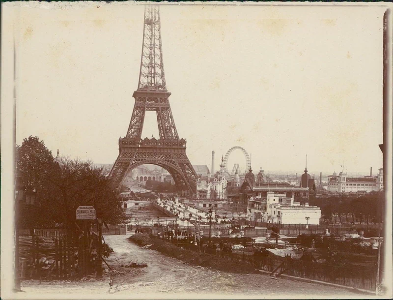 1900년, 파리에서 개최된 만국박람회(Exposition universelle)는 새로운 세기를 맞이하는 기념비적인 행사였다. 이 박람회를 위해 건설된 웅장한 건축물들과 그 건설과정을 담은 자료들을 통해 당시의 건축 기술과 문화적 성취를 엿볼 수 있다. ▲ 우뚝 솟은 에펠탑과 박람회장 전경. 우측에 희미하게 보이는 '그랑 루 드 파리(The Grande Roue de Paris)' 라는 이름의 관람차는 96m 높이로 당시 세계에서 가장 높은 관람차였다. ▲ 1900년 파리 만국박람회가 열린 마르스 광장(Champ de Mars)에 있는 주요 전시장 건물의 돔을 공사하는 모습. 거대한 돔의 철골 구조물과 그 위에 설치된 철제 비계를 볼 수 있다. ▲ 파리 만국박람회 마르스 광장에 세워진 '빛의 궁전(Palais Lumineux)' 건물의 공사 장면. 건물 정면의 간판에 'PALAIS LUMINEUX PONSIN'이라는 글자가 보인다. ▲ 에펠탑 1층 전망대에서 바라본 마르스 광장. 사진 왼쪽에는 전시장 철골 구조물들이 드러나 있고, 멀리 파리 시내 전경이 보인다. ▲ 기계 궁전(Palais des machine) 내부의 공사 장면. 거대한 돔 형태의 천장과 복잡한 철제 비계가 내부에 설치되어 있다. ▲ 기계 궁전(Palais des machine) 내부의 또 다른 공사 장면. 돔형 천장 내부에 가설 비계가 설치되어 있다. 이곳은 원래 1889년 파리 박람회(1889 Exposition Universelle)를 위해 지어졌으나, 1900년 박람회에서는 농업 및 식량 궁전(Palais de l'Agriculture et des Aliments)으로 재사용되었다. ▲ 그랑 팔레(Grand Palais)의 입구 부분 공사 현장. ▲ 그랑 팔레(Grand Palais) 내부의 건설 장면. 내부에 거대한 돔형 천장과 철제 비계가 설치되어 있으며, 여러 명의 작업자가 출입하고 있다. ▲ 공사 중인 그랑 팔레(Grand Palais) 외부 전경. ▲ 그랑 팔레(Grand Palais) 건물의 다른 외관 공사 장면. 우측으로 돌계단과 기둥이 보이고, 좌측으로는 대리석 입구가 보인다. ▲ 그랑 팔레(Grand Palais) 건물 측면의 공사 모습. 이곳은 전시장, 박물관, 군사본부, 올림픽 경기장 등 다양한 모습으로 변모하면서 현재까지 역사 기념물로 남아있다. ▲ 에펠탑 전망대에서 바라본 파리 시내 전경. 박람회장 건물과 멀리 센강이 보인다. ▲ 센강에서 바라 본 그랑 팔레(Grand Palais) 건설 모습. ▲ 건설을 시작한 프티 팔레(Petit Palais) 건물. 현재는 파리 시립미술관(Musée des beaux-arts de la ville de Paris)으로 운영되며 남아있다. ▲ 센강에서 바라본 박람회장 대형 건물의 공사 장면. ▲ 파리 콩코드 광장에 위치한 포르테 기념비(Porte Monumentale)가 건축되는 모습. 박람회장의 입구로 사용하기 위해 임시로 지어졌으며 박람회가 끝나자마자 철거되었다. 거리에는 자동차 보다는 말이 끄는 수레가 보이는 시대이다. ▲ 전기 궁전(The Palace of Electricity) 건설 모습. 박람회를 위해 시간 당 200,000kg의 기름으로 전력을 생산하여 밤늦게까지 조명을 밝혔다. ▲ 이탈리아관(Pavillon de l'Italie) 건설 현장. ▲ 전시장 내부로 추정되는 공사현장. ▲ 정장을 입은 사람들이 공사현장으로 보이는 철제 구조물 밑을 이동하며 참관하고 있다. ▲ 대화를 나누며 이동하는 참관인들. 당시의 옷차림과 남성들의 필수품이었던 모자가 눈에 띈다. ▲ 알렉상드르 3세 다리(Pont Alexandre-III)의 건설 현장. 1894년에 사망한 러시아 알렉산드르 3세(Alexander III of Russia)의 이름을 따서 명명되었으며, 프랑스와 러시아의 동맹을 기념하는 것이기도 했다. ▲ 알렉상드르 3세 다리(Pont Alexandre-III)의 상판. ▲ 알렉상드르 3세 다리(Pont Alexandre-III)의 교각. 다리의 기초석은 알렉산드르 3세의 아들인 니콜라이 2세(Nicholas II)에 의해 1896년에 세워졌다. ▲ 알렉상드르 3세 다리(Pont Alexandre-III)의 아치 부분. ▲ 센강 위에 건설된 알렉상드르 3세 다리(Pont Alexandre-III)의 모습. 러시아 상트페테르부르크의 네바강에 비슷한 다리인 트리니티 다리(Тро́ицкий мост / Trinity Bridge)가 프랑스-러시아 동맹을 기념하여 1903년에 완공되었다. ▲ 알렉상드르 3세 다리(Pont Alexandre-III) 끝에 17m 높이의 기둥이 세워지고 있다. 이 기둥 위에는 금동 재질로 만들어진 명예의 조각상이 설치될 예정이었다. ▲ 완성된 알렉상드르 3세 다리(Pont Alexandre-III)의 조각상. ▲ 'Le Vieux Paris(옛 파리)'라는 이름의 전시관 모습. 삽화가 알베르 로비다(Albert Robida, 1848~1926)의 아이디어로 만들어진 곳으로, 중세부터 18세기까지의 파리를 재현한 거리에는 당시 의상을 갖춰 입은 공연자와 음악가들이 상주하고 있었다. ▲ 에펠탑과 박람회장 주변을 함께 담은 사진. 59