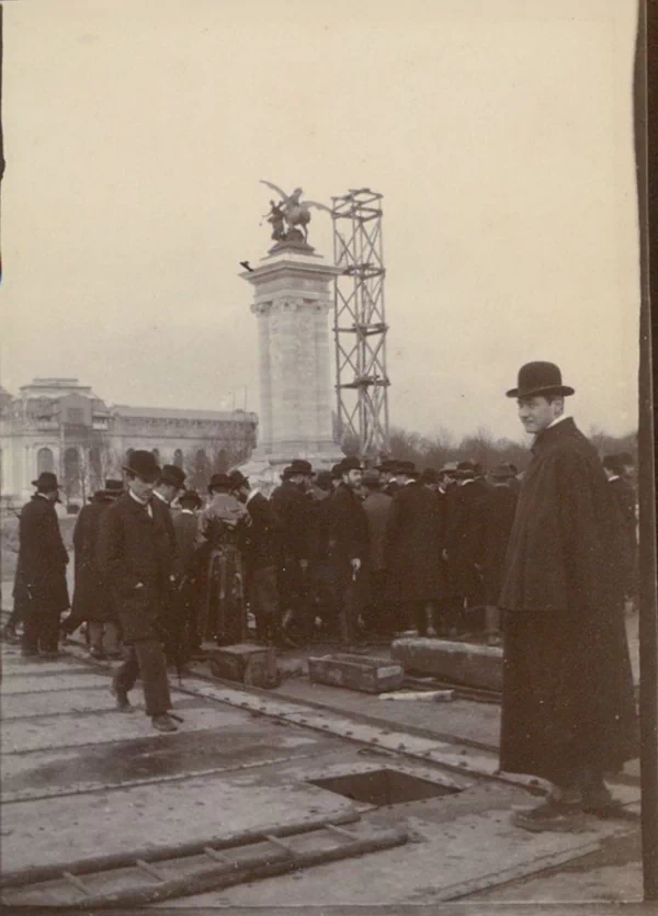 1900년, 파리에서 개최된 만국박람회(Exposition universelle)는 새로운 세기를 맞이하는 기념비적인 행사였다. 이 박람회를 위해 건설된 웅장한 건축물들과 그 건설과정을 담은 자료들을 통해 당시의 건축 기술과 문화적 성취를 엿볼 수 있다. ▲ 우뚝 솟은 에펠탑과 박람회장 전경. 우측에 희미하게 보이는 '그랑 루 드 파리(The Grande Roue de Paris)' 라는 이름의 관람차는 96m 높이로 당시 세계에서 가장 높은 관람차였다. ▲ 1900년 파리 만국박람회가 열린 마르스 광장(Champ de Mars)에 있는 주요 전시장 건물의 돔을 공사하는 모습. 거대한 돔의 철골 구조물과 그 위에 설치된 철제 비계를 볼 수 있다. ▲ 파리 만국박람회 마르스 광장에 세워진 '빛의 궁전(Palais Lumineux)' 건물의 공사 장면. 건물 정면의 간판에 'PALAIS LUMINEUX PONSIN'이라는 글자가 보인다. ▲ 에펠탑 1층 전망대에서 바라본 마르스 광장. 사진 왼쪽에는 전시장 철골 구조물들이 드러나 있고, 멀리 파리 시내 전경이 보인다. ▲ 기계 궁전(Palais des machine) 내부의 공사 장면. 거대한 돔 형태의 천장과 복잡한 철제 비계가 내부에 설치되어 있다. ▲ 기계 궁전(Palais des machine) 내부의 또 다른 공사 장면. 돔형 천장 내부에 가설 비계가 설치되어 있다. 이곳은 원래 1889년 파리 박람회(1889 Exposition Universelle)를 위해 지어졌으나, 1900년 박람회에서는 농업 및 식량 궁전(Palais de l'Agriculture et des Aliments)으로 재사용되었다. ▲ 그랑 팔레(Grand Palais)의 입구 부분 공사 현장. ▲ 그랑 팔레(Grand Palais) 내부의 건설 장면. 내부에 거대한 돔형 천장과 철제 비계가 설치되어 있으며, 여러 명의 작업자가 출입하고 있다. ▲ 공사 중인 그랑 팔레(Grand Palais) 외부 전경. ▲ 그랑 팔레(Grand Palais) 건물의 다른 외관 공사 장면. 우측으로 돌계단과 기둥이 보이고, 좌측으로는 대리석 입구가 보인다. ▲ 그랑 팔레(Grand Palais) 건물 측면의 공사 모습. 이곳은 전시장, 박물관, 군사본부, 올림픽 경기장 등 다양한 모습으로 변모하면서 현재까지 역사 기념물로 남아있다. ▲ 에펠탑 전망대에서 바라본 파리 시내 전경. 박람회장 건물과 멀리 센강이 보인다. ▲ 센강에서 바라 본 그랑 팔레(Grand Palais) 건설 모습. ▲ 건설을 시작한 프티 팔레(Petit Palais) 건물. 현재는 파리 시립미술관(Musée des beaux-arts de la ville de Paris)으로 운영되며 남아있다. ▲ 센강에서 바라본 박람회장 대형 건물의 공사 장면. ▲ 파리 콩코드 광장에 위치한 포르테 기념비(Porte Monumentale)가 건축되는 모습. 박람회장의 입구로 사용하기 위해 임시로 지어졌으며 박람회가 끝나자마자 철거되었다. 거리에는 자동차 보다는 말이 끄는 수레가 보이는 시대이다. ▲ 전기 궁전(The Palace of Electricity) 건설 모습. 박람회를 위해 시간 당 200,000kg의 기름으로 전력을 생산하여 밤늦게까지 조명을 밝혔다. ▲ 이탈리아관(Pavillon de l'Italie) 건설 현장. ▲ 전시장 내부로 추정되는 공사현장. ▲ 정장을 입은 사람들이 공사현장으로 보이는 철제 구조물 밑을 이동하며 참관하고 있다. ▲ 대화를 나누며 이동하는 참관인들. 당시의 옷차림과 남성들의 필수품이었던 모자가 눈에 띈다. ▲ 알렉상드르 3세 다리(Pont Alexandre-III)의 건설 현장. 1894년에 사망한 러시아 알렉산드르 3세(Alexander III of Russia)의 이름을 따서 명명되었으며, 프랑스와 러시아의 동맹을 기념하는 것이기도 했다. ▲ 알렉상드르 3세 다리(Pont Alexandre-III)의 상판. ▲ 알렉상드르 3세 다리(Pont Alexandre-III)의 교각. 다리의 기초석은 알렉산드르 3세의 아들인 니콜라이 2세(Nicholas II)에 의해 1896년에 세워졌다. ▲ 알렉상드르 3세 다리(Pont Alexandre-III)의 아치 부분. ▲ 센강 위에 건설된 알렉상드르 3세 다리(Pont Alexandre-III)의 모습. 러시아 상트페테르부르크의 네바강에 비슷한 다리인 트리니티 다리(Тро́ицкий мост / Trinity Bridge)가 프랑스-러시아 동맹을 기념하여 1903년에 완공되었다. ▲ 알렉상드르 3세 다리(Pont Alexandre-III) 끝에 17m 높이의 기둥이 세워지고 있다. 이 기둥 위에는 금동 재질로 만들어진 명예의 조각상이 설치될 예정이었다. ▲ 완성된 알렉상드르 3세 다리(Pont Alexandre-III)의 조각상. ▲ 'Le Vieux Paris(옛 파리)'라는 이름의 전시관 모습. 삽화가 알베르 로비다(Albert Robida, 1848~1926)의 아이디어로 만들어진 곳으로, 중세부터 18세기까지의 파리를 재현한 거리에는 당시 의상을 갖춰 입은 공연자와 음악가들이 상주하고 있었다. ▲ 에펠탑과 박람회장 주변을 함께 담은 사진. 55
