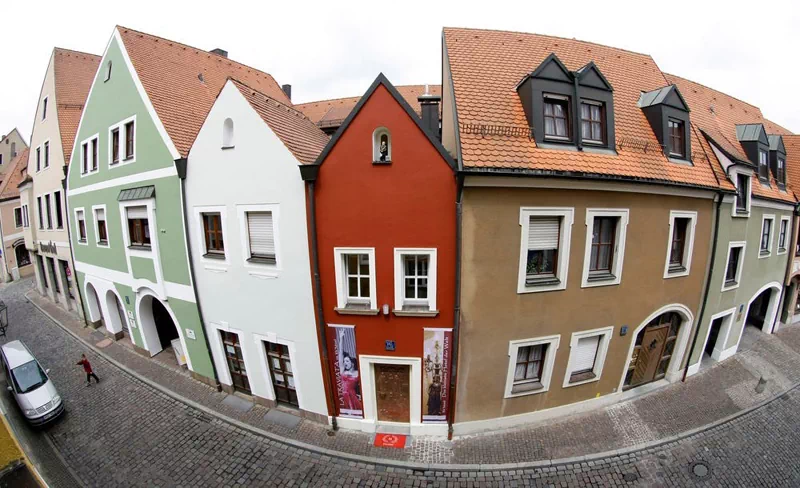 독일의 전통적인 도시 암베르크(Amberg)에는 '세계에서 가장 작은 호텔(Smallest hotel in the world)'로 기네스북에 등재된 '에호이슬(Eh’häusl)'이 있다. 1