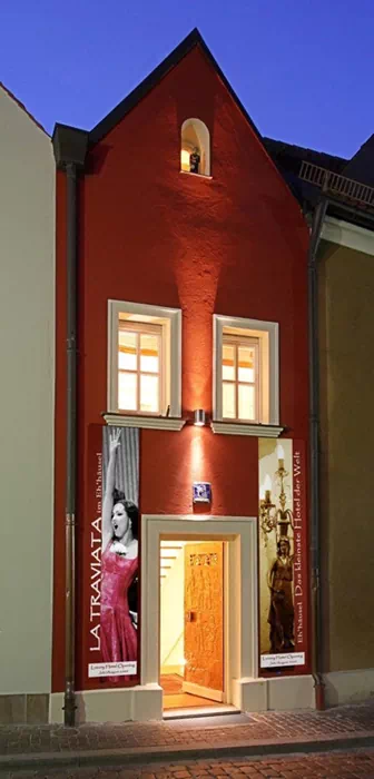독일의 전통적인 도시 암베르크(Amberg)에는 '세계에서 가장 작은 호텔(Smallest hotel in the world)'로 기네스북에 등재된 '에호이슬(Eh’häusl)'이 있다. 3