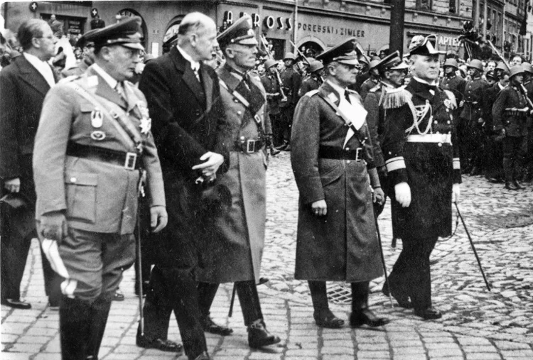 아돌프 히틀러(Adolf Hitler, 1889~1945) 또한 독일 전역에 국가적인 애도를 선포했고, 당시 폴란드 대통령 이그나치 모시치츠키(Ignacy Mościcki)에게 다음과 같은 내용의 전문을 보냈다. 3
