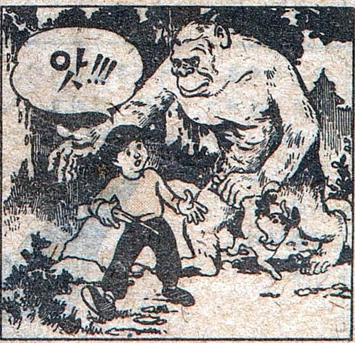 복남이의 모험 - 출발편 (2) / 어린이신문 1945.12.08 복남: 이거 괴상한 총소리다! 쾅! 복남: 앗!!! (괴물에게 끌려가는 복남이와 바둑이) 대머리 박사: 허허허 설설이한테 붙잡혀 오는구나. 대머리 박사: 복남군! 실례하였소. 나는 대머리박사라 하오. 대머리 박사: 저 짐승은 설설이라 하는 내게는 매우 충실한 부하요. 대머리 박사: 좀 얘기할 일이 있으니 내 연구실로 잠깐 들어갑시다. 5