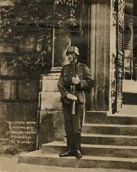 아돌프 히틀러(Adolf Hitler, 1889~1945) 또한 독일 전역에 국가적인 애도를 선포했고, 당시 폴란드 대통령 이그나치 모시치츠키(Ignacy Mościcki)에게 다음과 같은 내용의 전문을 보냈다. 7