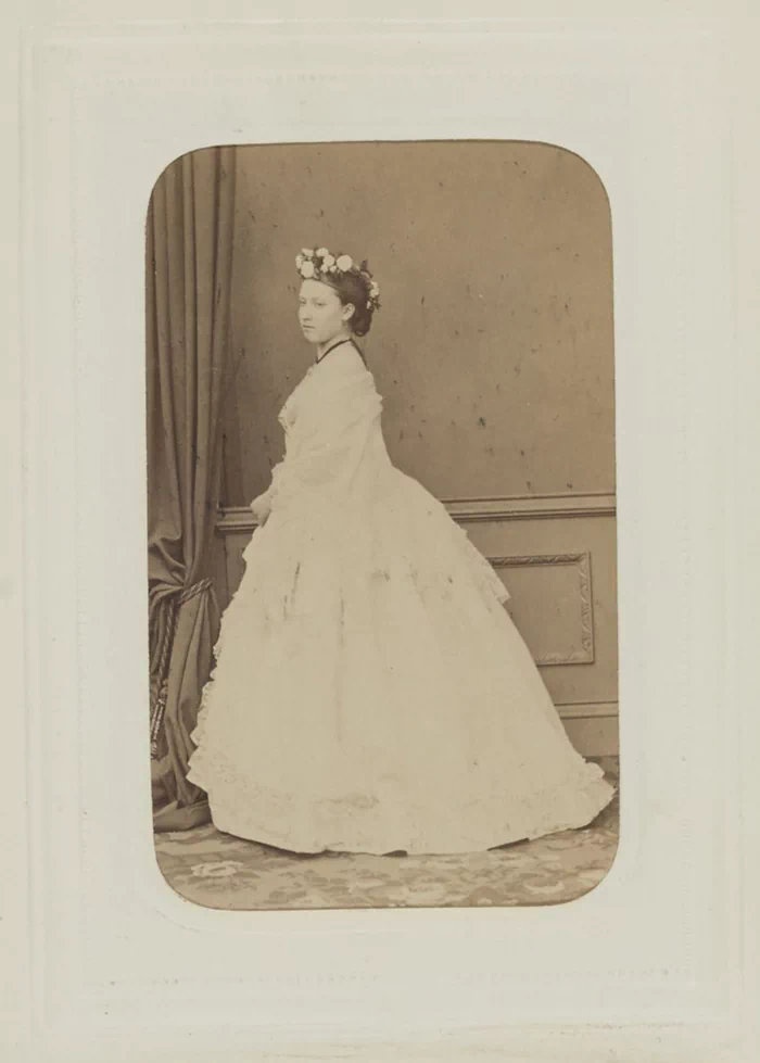 1864년에 프랑스어로 발간된 《Grande-Bretagne : Seconde Partie (Londres)》는 대영제국 개요 시리즈의 두 번째 권으로 영국 왕실과 주요 인사들의 초상사진을 담고 있다. 27