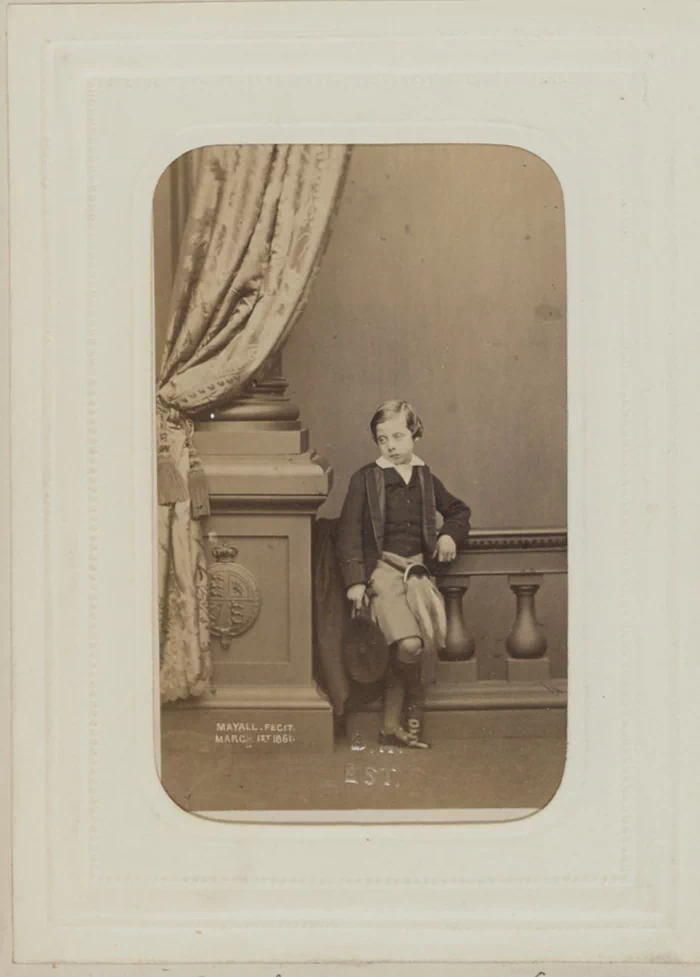 1864년에 프랑스어로 발간된 《Grande-Bretagne : Seconde Partie (Londres)》는 대영제국 개요 시리즈의 두 번째 권으로 영국 왕실과 주요 인사들의 초상사진을 담고 있다. 29