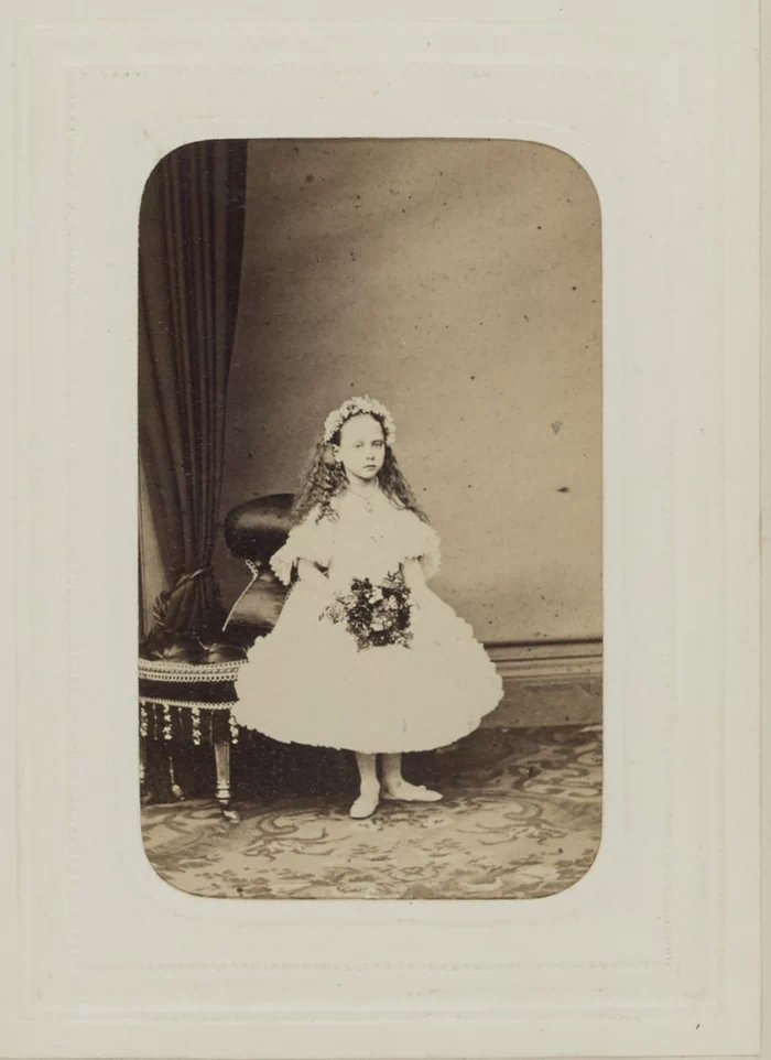 1864년에 프랑스어로 발간된 《Grande-Bretagne : Seconde Partie (Londres)》는 대영제국 개요 시리즈의 두 번째 권으로 영국 왕실과 주요 인사들의 초상사진을 담고 있다. 31