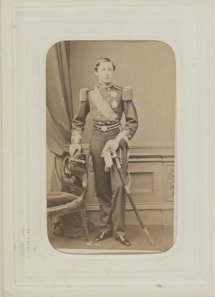 1864년에 프랑스어로 발간된 《Grande-Bretagne : Seconde Partie (Londres)》는 대영제국 개요 시리즈의 두 번째 권으로 영국 왕실과 주요 인사들의 초상사진을 담고 있다. 13