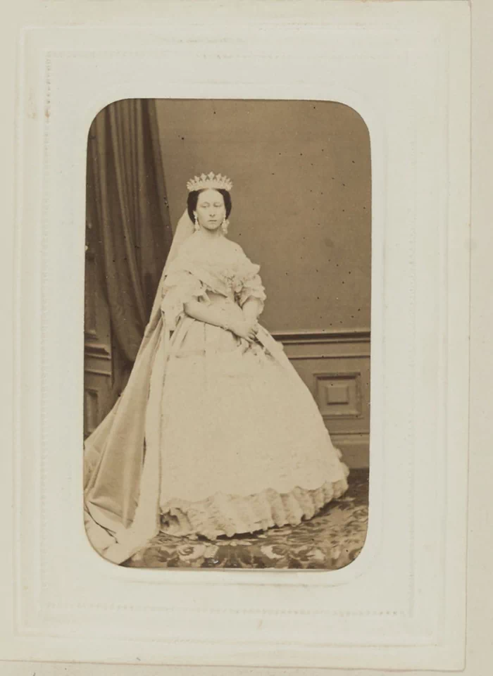 1864년에 프랑스어로 발간된 《Grande-Bretagne : Seconde Partie (Londres)》는 대영제국 개요 시리즈의 두 번째 권으로 영국 왕실과 주요 인사들의 초상사진을 담고 있다. 21