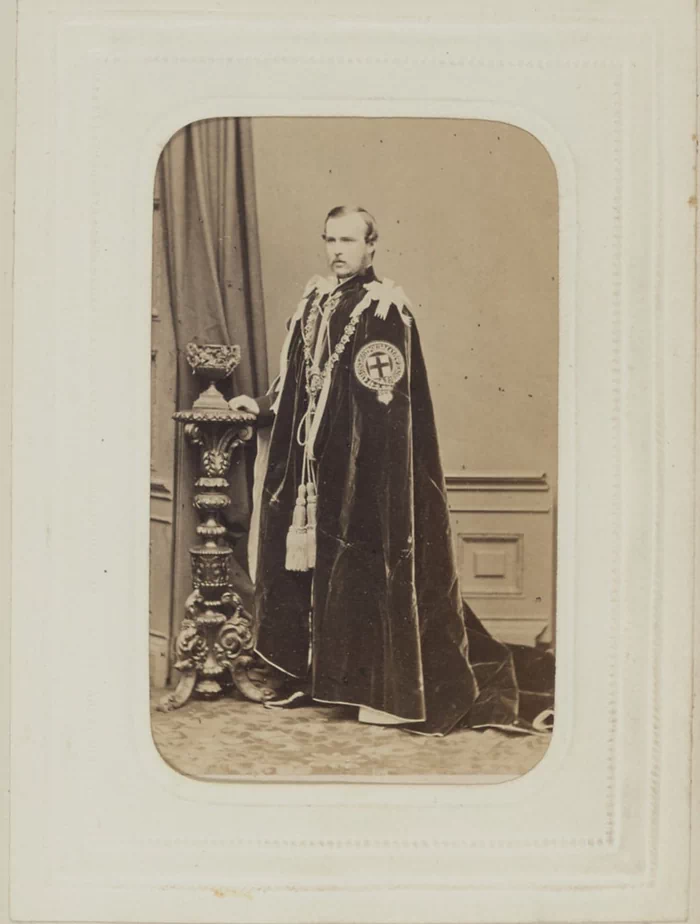 1864년에 프랑스어로 발간된 《Grande-Bretagne : Seconde Partie (Londres)》는 대영제국 개요 시리즈의 두 번째 권으로 영국 왕실과 주요 인사들의 초상사진을 담고 있다. 23