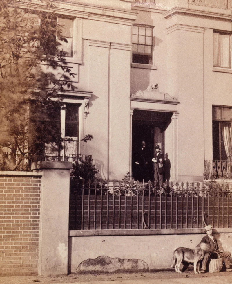 1864년에 프랑스어로 발간된 《Grande-Bretagne : Seconde Partie (Londres)》는 대영제국 개요 시리즈의 두 번째 권으로 영국 왕실과 주요 인사들의 초상사진을 담고 있다. 41