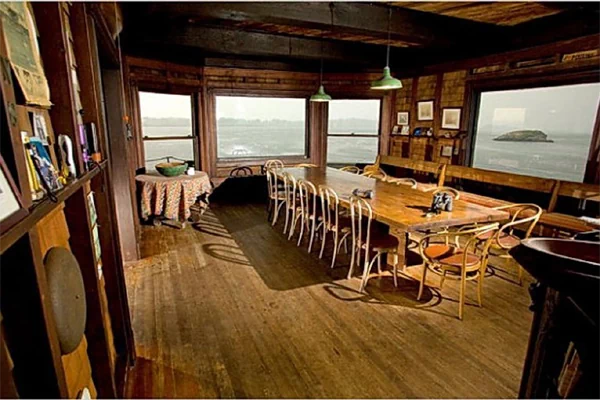 클링스톤 하우스(Clingstone House)는 미국 로드아일랜드주 나라간셋만(Narragansett Bay)의 코나니컷섬(Conanicut Island) 북쪽 해안에 위치한 작은 바위섬 덤플링스(The Dumplings)에 세워진 별장이다. 5