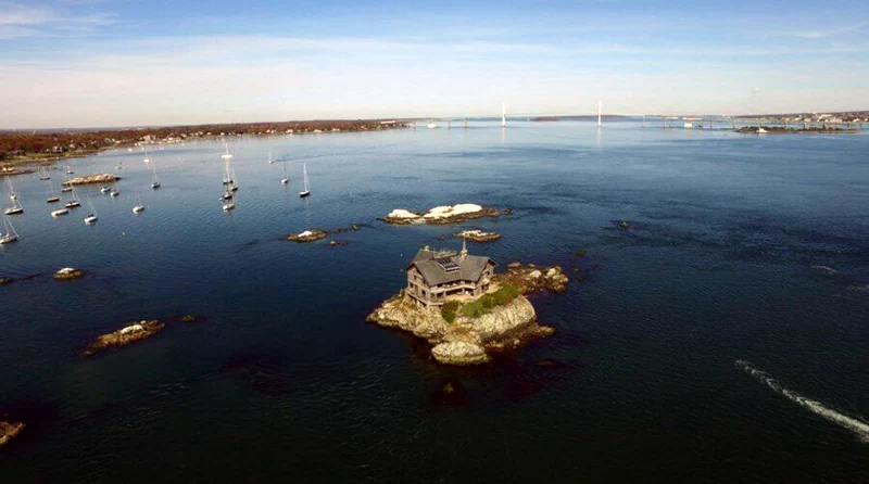 클링스톤 하우스(Clingstone House)는 미국 로드아일랜드주 나라간셋만(Narragansett Bay)의 코나니컷섬(Conanicut Island) 북쪽 해안에 위치한 작은 바위섬 덤플링스(The Dumplings)에 세워진 별장이다. 7