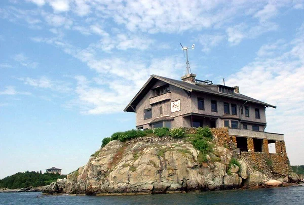 클링스톤 하우스(Clingstone House)는 미국 로드아일랜드주 나라간셋만(Narragansett Bay)의 코나니컷섬(Conanicut Island) 북쪽 해안에 위치한 작은 바위섬 덤플링스(The Dumplings)에 세워진 별장이다. 9