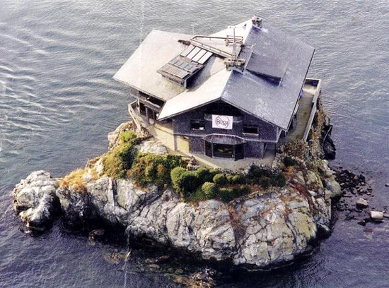 클링스톤 하우스(Clingstone House)는 미국 로드아일랜드주 나라간셋만(Narragansett Bay)의 코나니컷섬(Conanicut Island) 북쪽 해안에 위치한 작은 바위섬 덤플링스(The Dumplings)에 세워진 별장이다. 3