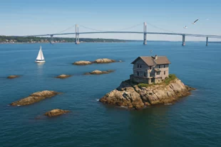 클링스톤 하우스(Clingstone House)는 미국 로드아일랜드주 나라간셋만(Narragansett Bay)의 코나니컷섬(Conanicut Island) 북쪽 해안에 위치한 작은 바위섬 덤플링스(The Dumplings)에 세워진 별장이다. 3