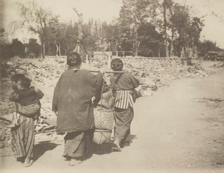 1891년 10월 28일 오전 6시 38분, 일본 노비 평원에서 규모 8.0의 대규모 지진이 발생하였다. 이 노비지진(濃尾地震)은 일본 역사상 가장 큰 내륙 지진 중 하나로 기록되었으며, 네오다니 단층((根尾谷断層)을 진원지로 하여 현재의 기후현 모토스시(本巣市) 일대에 막대한 피해를 입혔다. 지진으로 인한 인명피해는 사망자 7,273명, 부상자 17,175명에 달했으며, 14만 채 이상의 건물이 파괴되었다. 61
