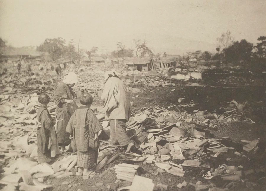 1891년 10월 28일 오전 6시 38분, 일본 노비 평원에서 규모 8.0의 대규모 지진이 발생하였다. 이 노비지진(濃尾地震)은 일본 역사상 가장 큰 내륙 지진 중 하나로 기록되었으며, 네오다니 단층((根尾谷断層)을 진원지로 하여 현재의 기후현 모토스시(本巣市) 일대에 막대한 피해를 입혔다. 지진으로 인한 인명피해는 사망자 7,273명, 부상자 17,175명에 달했으며, 14만 채 이상의 건물이 파괴되었다. 63