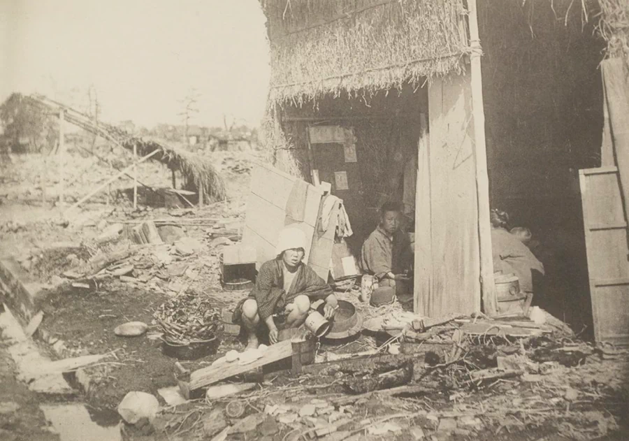 1891년 10월 28일 오전 6시 38분, 일본 노비 평원에서 규모 8.0의 대규모 지진이 발생하였다. 이 노비지진(濃尾地震)은 일본 역사상 가장 큰 내륙 지진 중 하나로 기록되었으며, 네오다니 단층((根尾谷断層)을 진원지로 하여 현재의 기후현 모토스시(本巣市) 일대에 막대한 피해를 입혔다. 지진으로 인한 인명피해는 사망자 7,273명, 부상자 17,175명에 달했으며, 14만 채 이상의 건물이 파괴되었다. 7