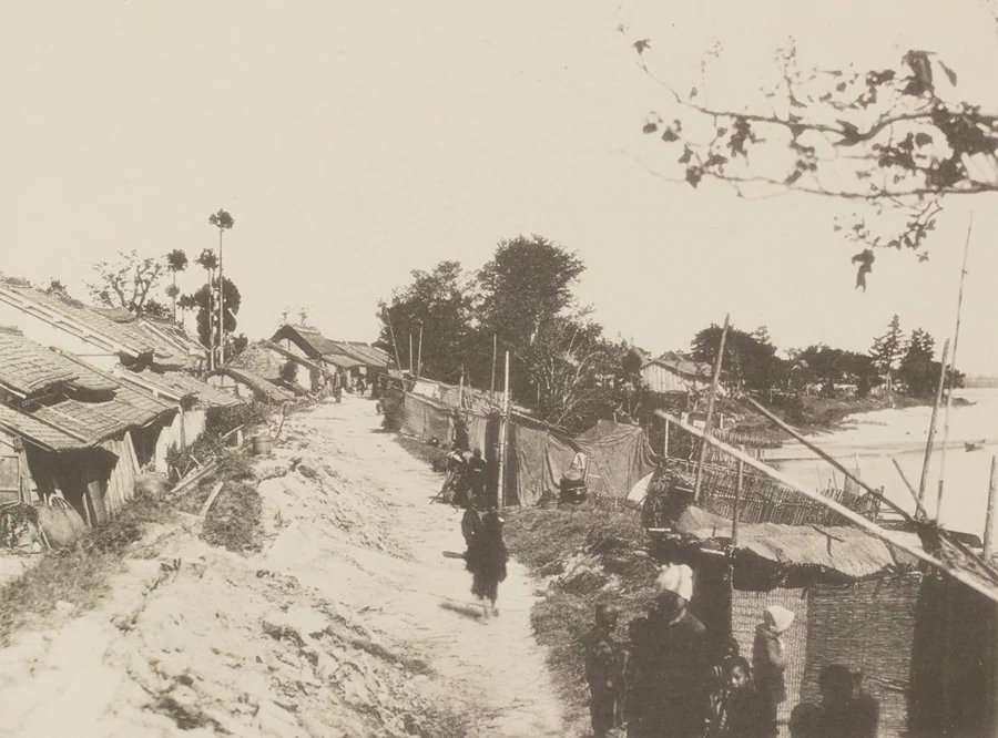 1891년 10월 28일 오전 6시 38분, 일본 노비 평원에서 규모 8.0의 대규모 지진이 발생하였다. 이 노비지진(濃尾地震)은 일본 역사상 가장 큰 내륙 지진 중 하나로 기록되었으며, 네오다니 단층((根尾谷断層)을 진원지로 하여 현재의 기후현 모토스시(本巣市) 일대에 막대한 피해를 입혔다. 지진으로 인한 인명피해는 사망자 7,273명, 부상자 17,175명에 달했으며, 14만 채 이상의 건물이 파괴되었다. 11