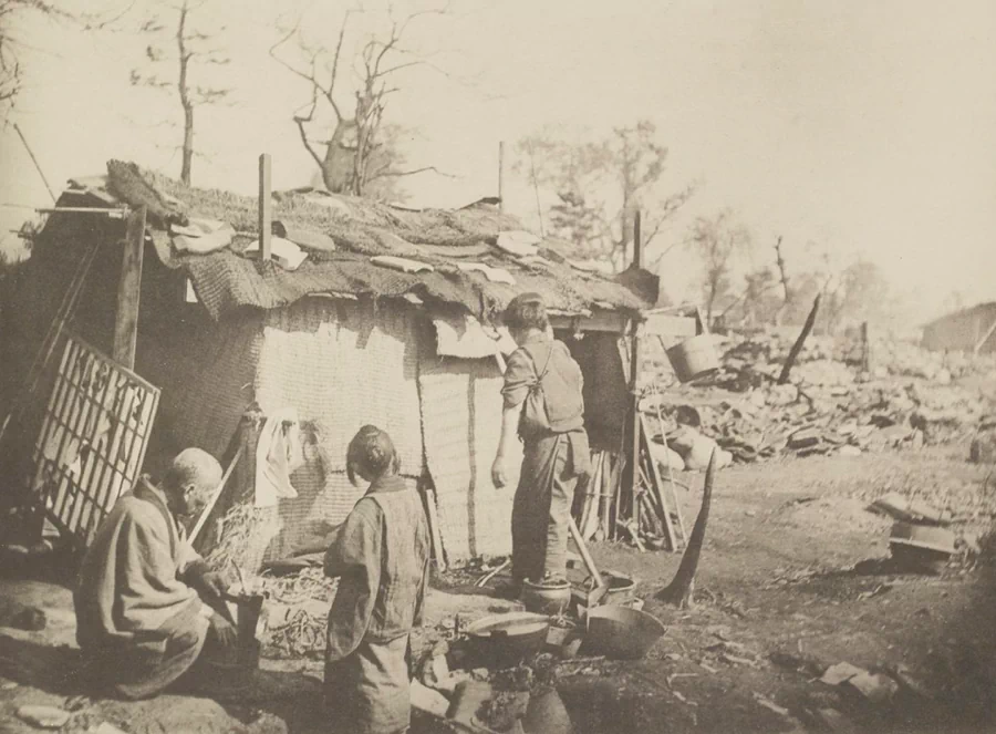 1891년 10월 28일 오전 6시 38분, 일본 노비 평원에서 규모 8.0의 대규모 지진이 발생하였다. 이 노비지진(濃尾地震)은 일본 역사상 가장 큰 내륙 지진 중 하나로 기록되었으며, 네오다니 단층((根尾谷断層)을 진원지로 하여 현재의 기후현 모토스시(本巣市) 일대에 막대한 피해를 입혔다. 지진으로 인한 인명피해는 사망자 7,273명, 부상자 17,175명에 달했으며, 14만 채 이상의 건물이 파괴되었다. 19