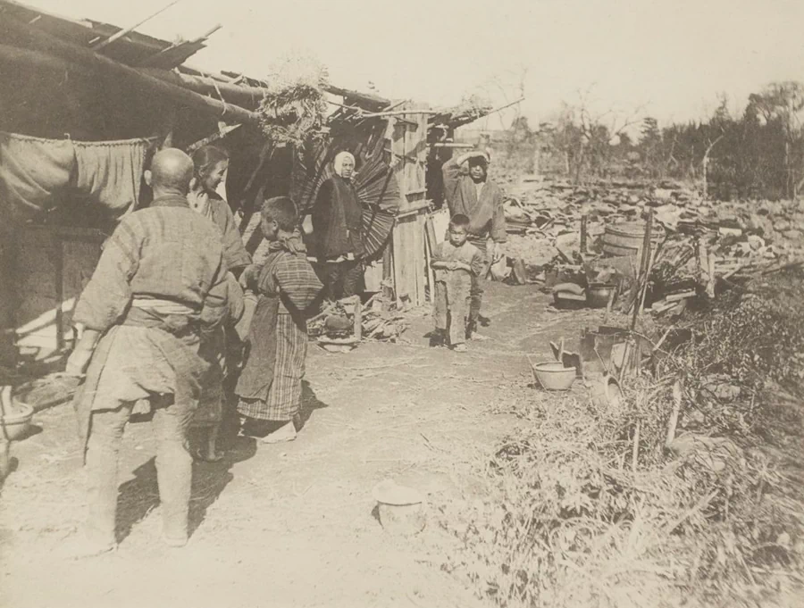 1891년 10월 28일 오전 6시 38분, 일본 노비 평원에서 규모 8.0의 대규모 지진이 발생하였다. 이 노비지진(濃尾地震)은 일본 역사상 가장 큰 내륙 지진 중 하나로 기록되었으며, 네오다니 단층((根尾谷断層)을 진원지로 하여 현재의 기후현 모토스시(本巣市) 일대에 막대한 피해를 입혔다. 지진으로 인한 인명피해는 사망자 7,273명, 부상자 17,175명에 달했으며, 14만 채 이상의 건물이 파괴되었다. 27