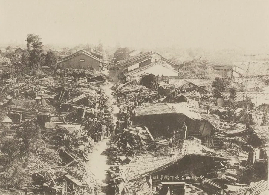 1891년 10월 28일 오전 6시 38분, 일본 노비 평원에서 규모 8.0의 대규모 지진이 발생하였다. 이 노비지진(濃尾地震)은 일본 역사상 가장 큰 내륙 지진 중 하나로 기록되었으며, 네오다니 단층((根尾谷断層)을 진원지로 하여 현재의 기후현 모토스시(本巣市) 일대에 막대한 피해를 입혔다. 지진으로 인한 인명피해는 사망자 7,273명, 부상자 17,175명에 달했으며, 14만 채 이상의 건물이 파괴되었다. 31