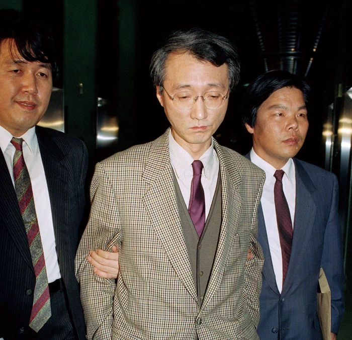 1992년 10월 29일, 연세대학교 국문학과 마광수 교수가 '음란문서 제조·반포' 혐의로 강의실에서 현행범 체포되어 연행되고 있다. 이는 그가 1991년에 출간한 장편소설 『즐거운 사라』가 사회적으로 격렬한 논쟁을 불러일으키면서 빚어진 것으로, 이 사건은 표현의 자유와 검열의 경계를 둘러싼 상징적인 모습이 되었다. 1