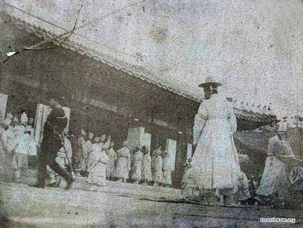 1897년, 대한제국 선포와 함께 국모(명성황후)의 위엄을 되찾고 황제국의 격식을 대외에 과시하기 위하여 을미사변(1895년 10월 8일) 이후 2년 1개월 만에 거행된 국장(國葬)은 화려한 의장·방대한 인력·서양식 사진기록을 동원한 대규모 의례였다. 1