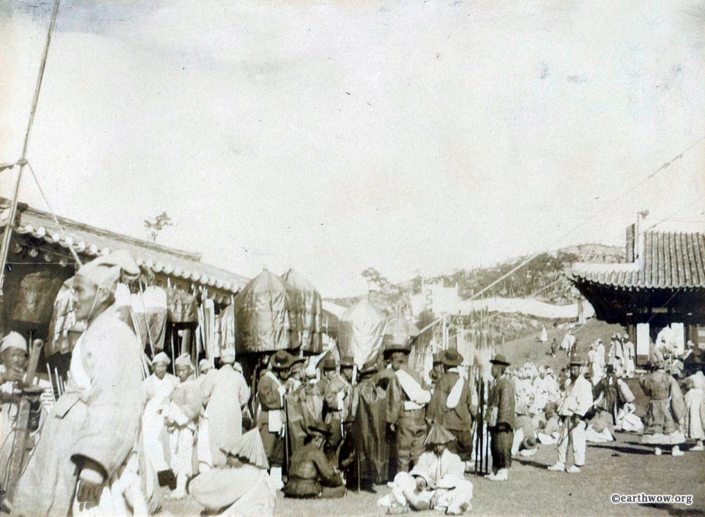 1897년, 대한제국 선포와 함께 국모(명성황후)의 위엄을 되찾고 황제국의 격식을 대외에 과시하기 위하여 을미사변(1895년 10월 8일) 이후 2년 1개월 만에 거행된 국장(國葬)은 화려한 의장·방대한 인력·서양식 사진기록을 동원한 대규모 의례였다. 3