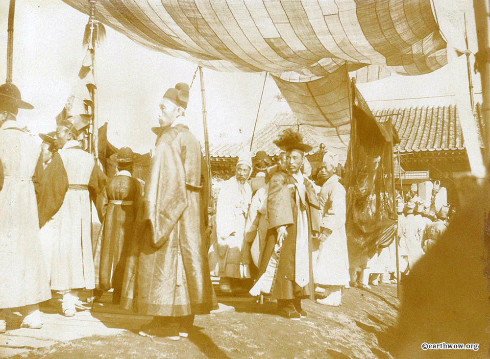 1897년, 대한제국 선포와 함께 국모(명성황후)의 위엄을 되찾고 황제국의 격식을 대외에 과시하기 위하여 을미사변(1895년 10월 8일) 이후 2년 1개월 만에 거행된 국장(國葬)은 화려한 의장·방대한 인력·서양식 사진기록을 동원한 대규모 의례였다. 9