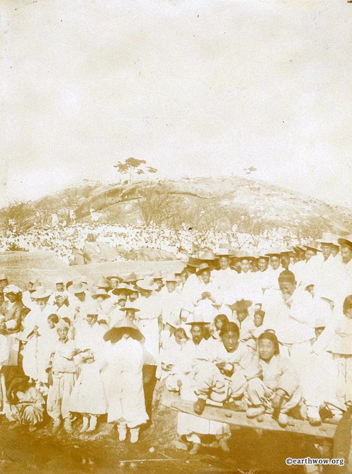 1897년, 대한제국 선포와 함께 국모(명성황후)의 위엄을 되찾고 황제국의 격식을 대외에 과시하기 위하여 을미사변(1895년 10월 8일) 이후 2년 1개월 만에 거행된 국장(國葬)은 화려한 의장·방대한 인력·서양식 사진기록을 동원한 대규모 의례였다. 11