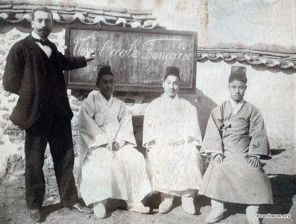 1897년, 대한제국 선포와 함께 국모(명성황후)의 위엄을 되찾고 황제국의 격식을 대외에 과시하기 위하여 을미사변(1895년 10월 8일) 이후 2년 1개월 만에 거행된 국장(國葬)은 화려한 의장·방대한 인력·서양식 사진기록을 동원한 대규모 의례였다. 15
