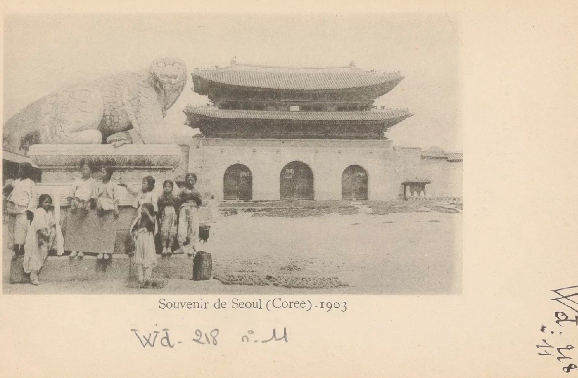 아래의 엽서 컬렉션은 초대 주한 프랑스공사를 지낸 빅토르 콜랭 드 플랑시(Victor Collin de Plancy, 1853~1922)가 수집한 것으로, 그는 1887년 초대 주한 프랑스공사로 임명되어 1891년까지, 그리고 1896년부터 1906년까지 두 차례에 걸쳐 총 13년간 조선에서 근무했다. 15