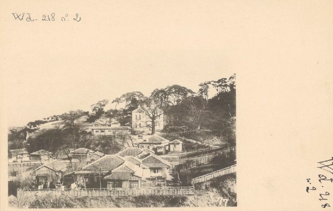 아래의 엽서 컬렉션은 초대 주한 프랑스공사를 지낸 빅토르 콜랭 드 플랑시(Victor Collin de Plancy, 1853~1922)가 수집한 것으로, 그는 1887년 초대 주한 프랑스공사로 임명되어 1891년까지, 그리고 1896년부터 1906년까지 두 차례에 걸쳐 총 13년간 조선에서 근무했다. 3