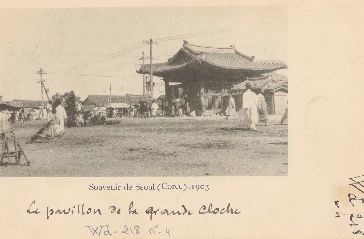 아래의 엽서 컬렉션은 초대 주한 프랑스공사를 지낸 빅토르 콜랭 드 플랑시(Victor Collin de Plancy, 1853~1922)가 수집한 것으로, 그는 1887년 초대 주한 프랑스공사로 임명되어 1891년까지, 그리고 1896년부터 1906년까지 두 차례에 걸쳐 총 13년간 조선에서 근무했다. 5