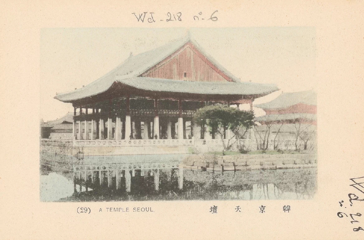 아래의 엽서 컬렉션은 초대 주한 프랑스공사를 지낸 빅토르 콜랭 드 플랑시(Victor Collin de Plancy, 1853~1922)가 수집한 것으로, 그는 1887년 초대 주한 프랑스공사로 임명되어 1891년까지, 그리고 1896년부터 1906년까지 두 차례에 걸쳐 총 13년간 조선에서 근무했다. 7