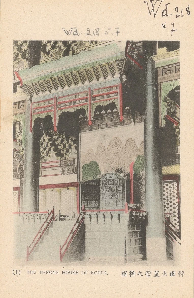아래의 엽서 컬렉션은 초대 주한 프랑스공사를 지낸 빅토르 콜랭 드 플랑시(Victor Collin de Plancy, 1853~1922)가 수집한 것으로, 그는 1887년 초대 주한 프랑스공사로 임명되어 1891년까지, 그리고 1896년부터 1906년까지 두 차례에 걸쳐 총 13년간 조선에서 근무했다. 9