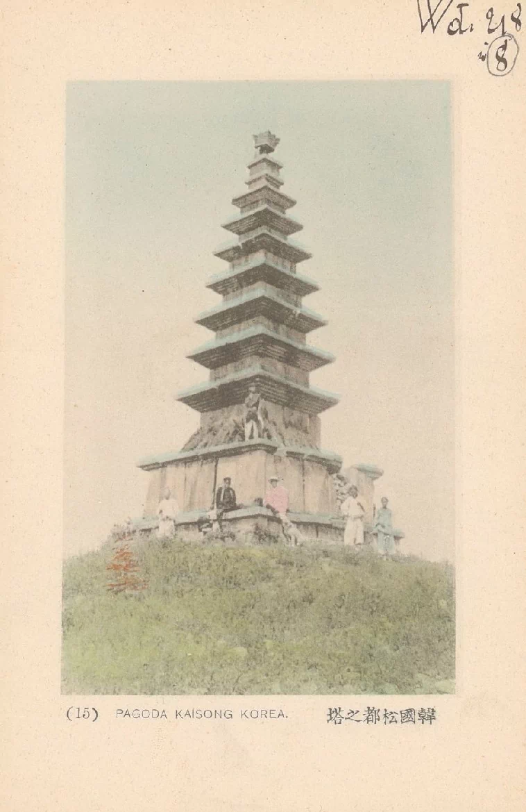 아래의 엽서 컬렉션은 초대 주한 프랑스공사를 지낸 빅토르 콜랭 드 플랑시(Victor Collin de Plancy, 1853~1922)가 수집한 것으로, 그는 1887년 초대 주한 프랑스공사로 임명되어 1891년까지, 그리고 1896년부터 1906년까지 두 차례에 걸쳐 총 13년간 조선에서 근무했다. 11