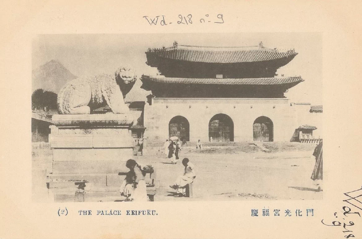 아래의 엽서 컬렉션은 초대 주한 프랑스공사를 지낸 빅토르 콜랭 드 플랑시(Victor Collin de Plancy, 1853~1922)가 수집한 것으로, 그는 1887년 초대 주한 프랑스공사로 임명되어 1891년까지, 그리고 1896년부터 1906년까지 두 차례에 걸쳐 총 13년간 조선에서 근무했다. 13