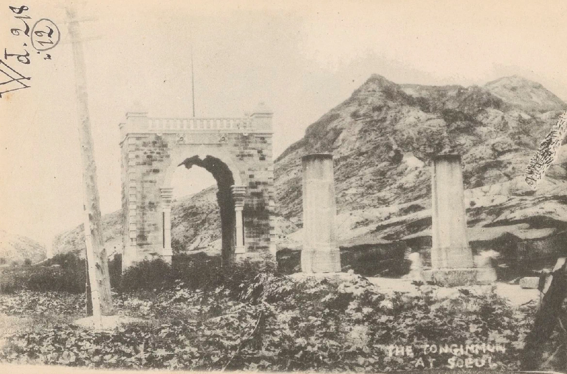 아래의 엽서 컬렉션은 초대 주한 프랑스공사를 지낸 빅토르 콜랭 드 플랑시(Victor Collin de Plancy, 1853~1922)가 수집한 것으로, 그는 1887년 초대 주한 프랑스공사로 임명되어 1891년까지, 그리고 1896년부터 1906년까지 두 차례에 걸쳐 총 13년간 조선에서 근무했다. 17