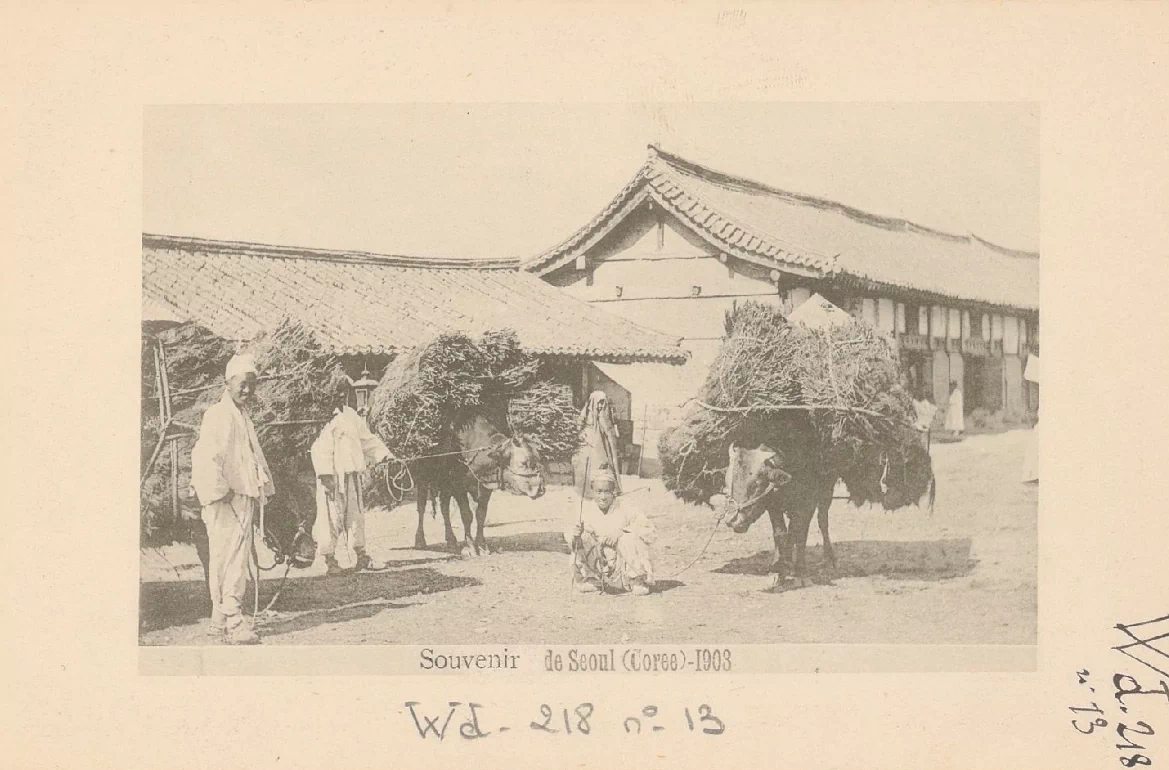아래의 엽서 컬렉션은 초대 주한 프랑스공사를 지낸 빅토르 콜랭 드 플랑시(Victor Collin de Plancy, 1853~1922)가 수집한 것으로, 그는 1887년 초대 주한 프랑스공사로 임명되어 1891년까지, 그리고 1896년부터 1906년까지 두 차례에 걸쳐 총 13년간 조선에서 근무했다. 19