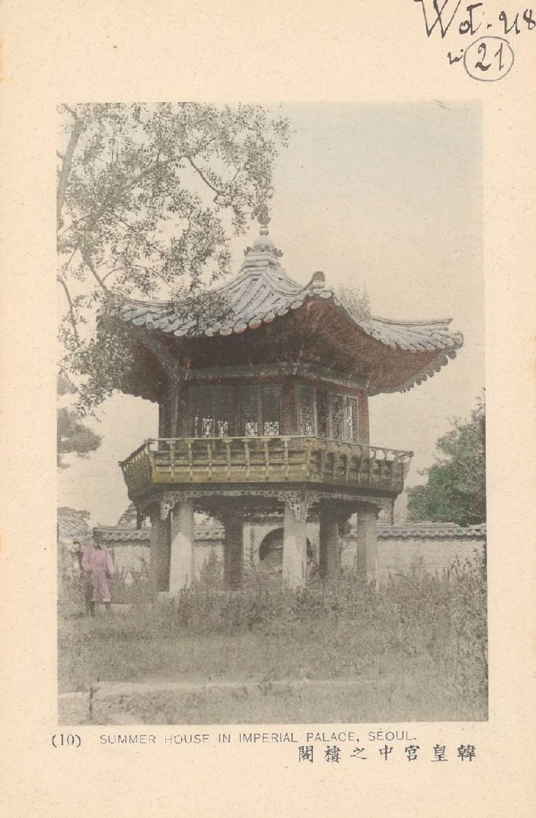 아래의 엽서 컬렉션은 초대 주한 프랑스공사를 지낸 빅토르 콜랭 드 플랑시(Victor Collin de Plancy, 1853~1922)가 수집한 것으로, 그는 1887년 초대 주한 프랑스공사로 임명되어 1891년까지, 그리고 1896년부터 1906년까지 두 차례에 걸쳐 총 13년간 조선에서 근무했다. 27